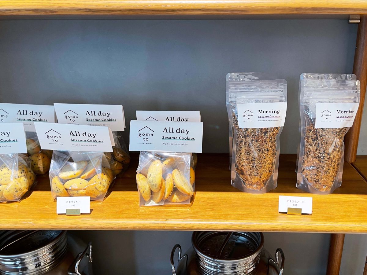 （左から）ごまクッキー、ごまクラノーラ 各500円