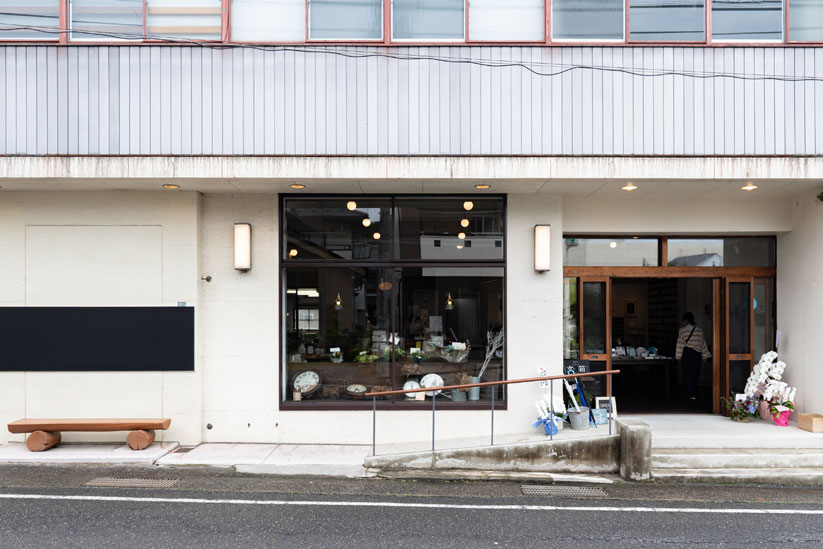 店舗脇にはホットプラザ浅間前のバス停があり、元銀行をリノベした外観の印象と相まってレトロな雰囲気が漂います