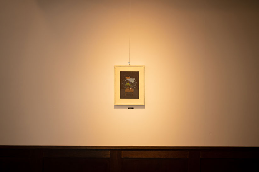 喫茶スペースに設けられた展示の様子。作品を眺めながらスペシャルな喫茶タイムが楽しめる