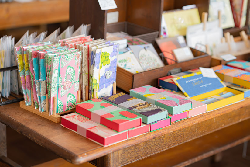 福岡在住のイラストレーター・グラフィックデザイナーのいのうえ彩の紙雑貨。手前LETTER BOX 2,090円、左奥は祝儀袋880円