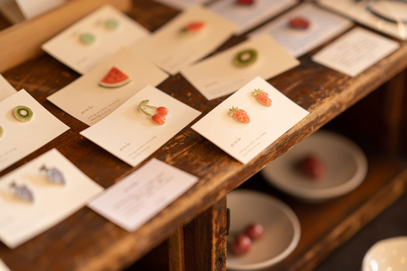 北海道札幌市を拠点に活動するpo-to-bo制作のブローチや耳飾り。陶器の質感と滲むような色見が優しい風合いを醸す