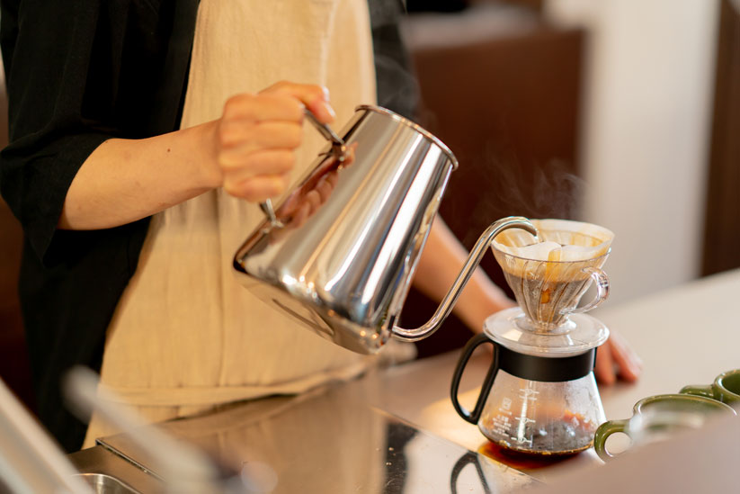 ハンドドリップで丁寧に淹れる手紙舎自家焙煎コーヒーhot550円