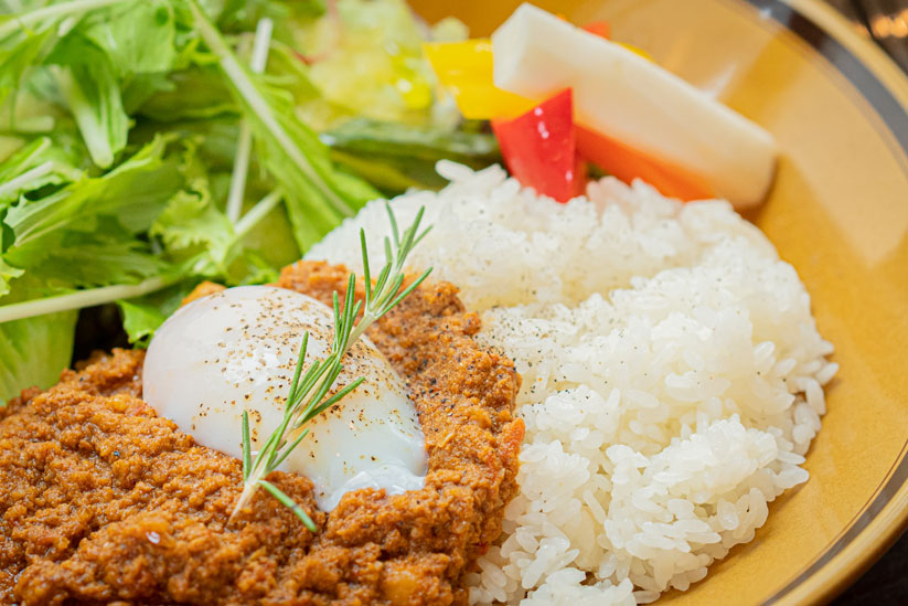 4種類のスパイスを使うキーマカレー1,200円は、サラダ、ピクルス、味をまろやかにまとめる温玉付き