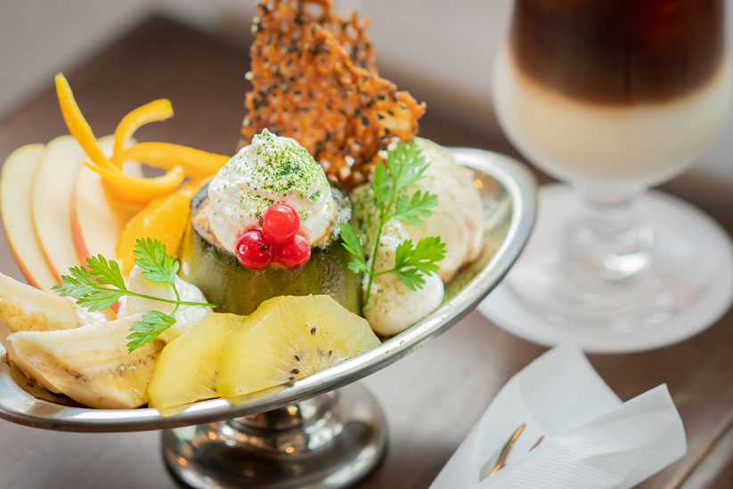 抹茶のプリンアラモード900円。クリームの上にちょこんとのせられたレッドカラントが色見と味わいのアクセントに