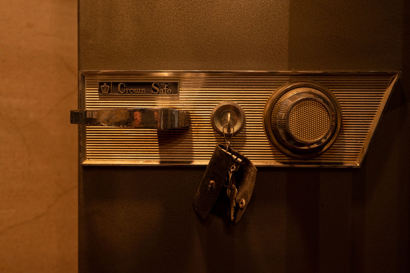 厳重な扉を備えた金庫室は、古書スペースとして活用。通常扉は開放されていますので、気軽に閲覧できます