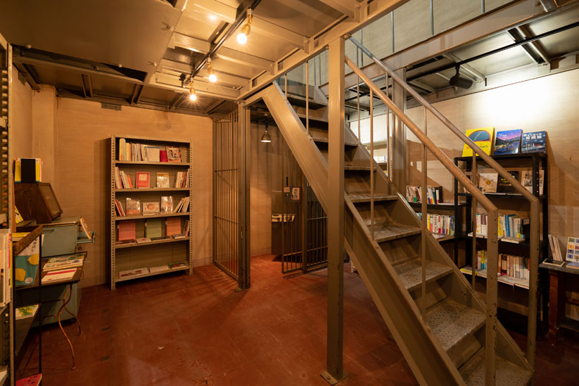 金庫室内にはスタッフが1冊ずつ選書した古書が並ぶ