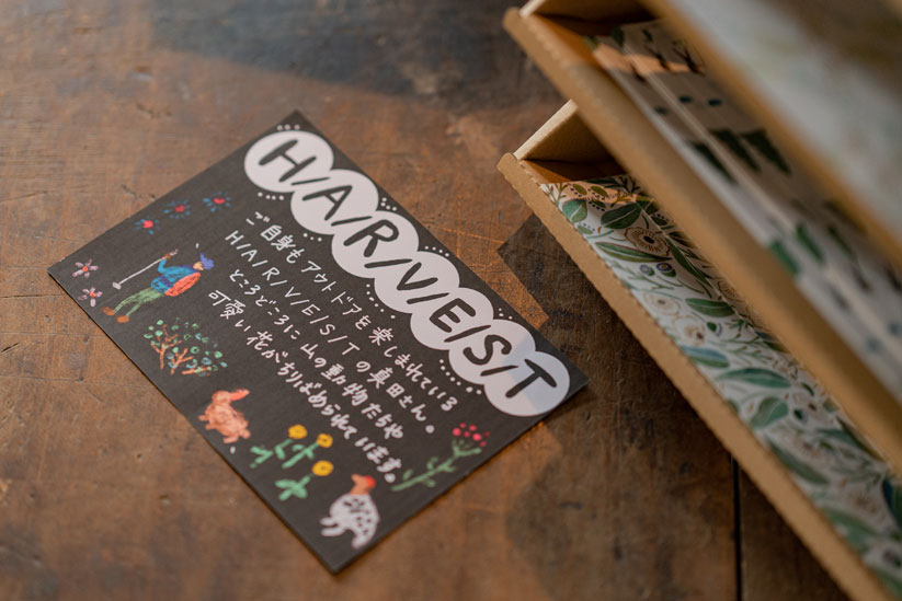 紙マルシェでは、約100種類の手紙舎オリジナルのペーパーをバイキング形式で購入できる