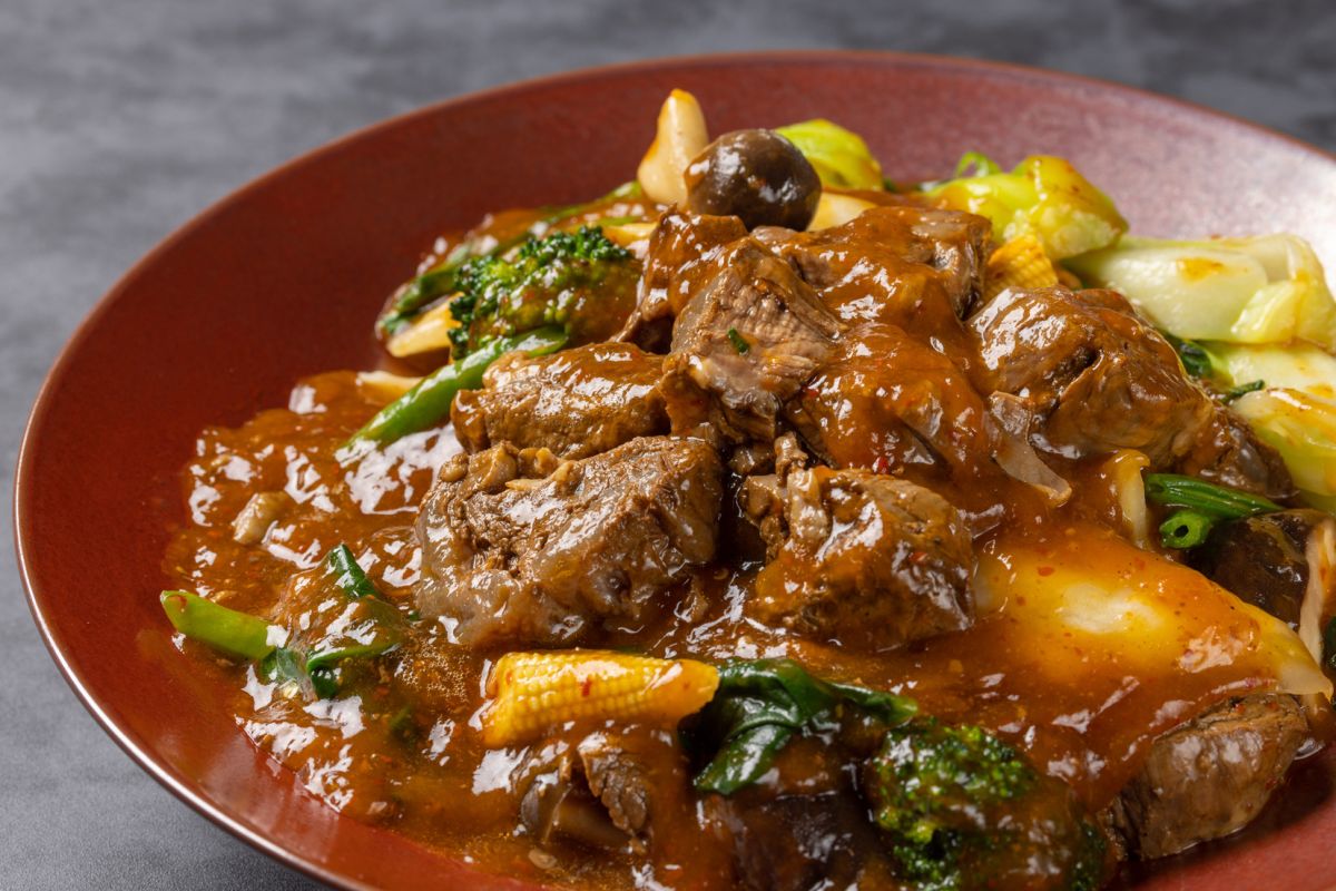 国産牛スジ肉と野菜の麻辣刀削麺 3300円　★新メニュー