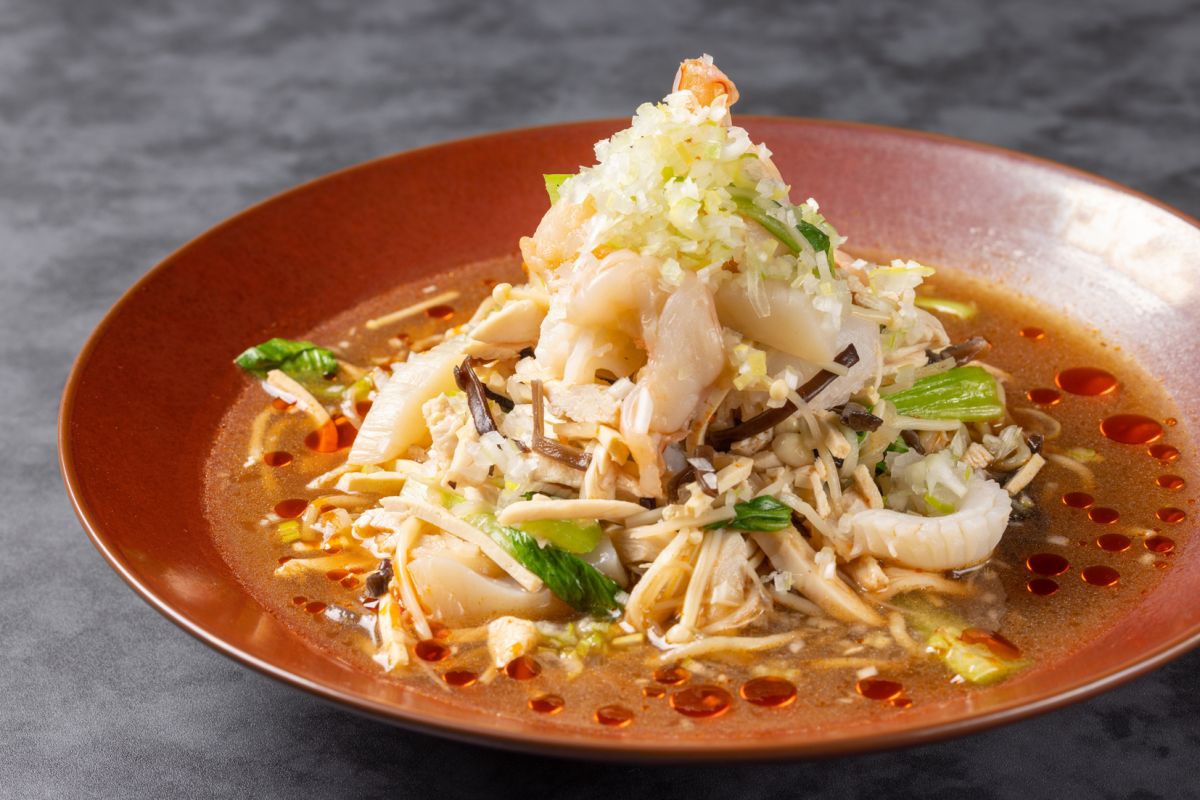 海鮮のせ冷やし酸辣麺 3300円　★新メニュー