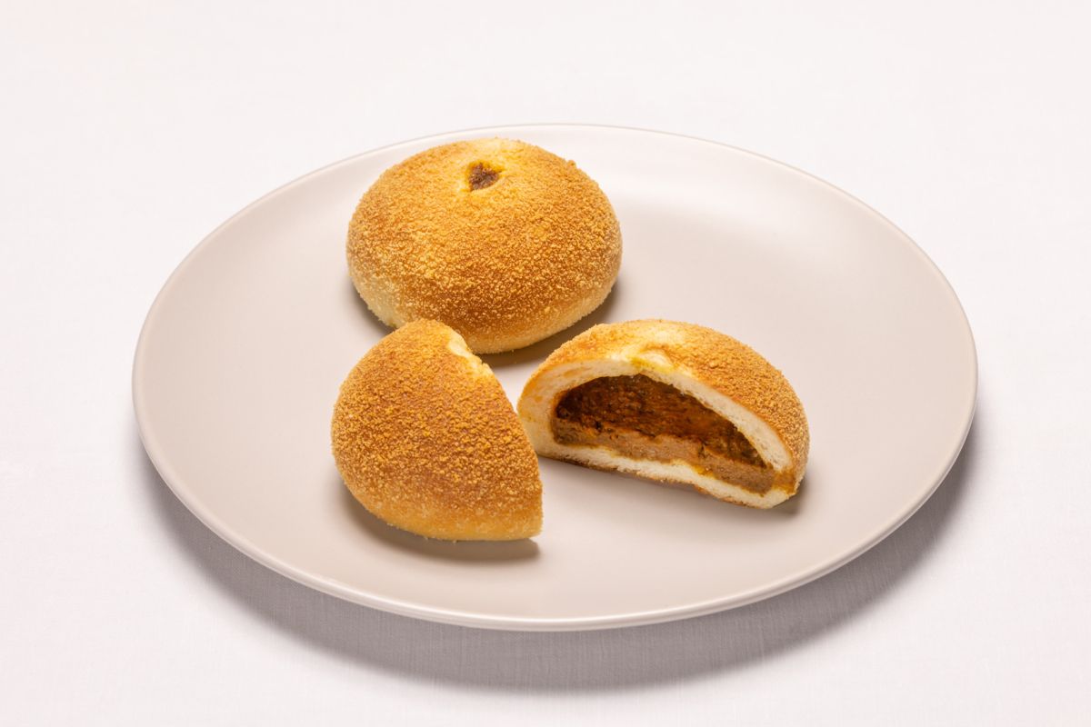 チーズカレーパン 220円　※販売期間2022年7月1日（金）～ 31日（日）