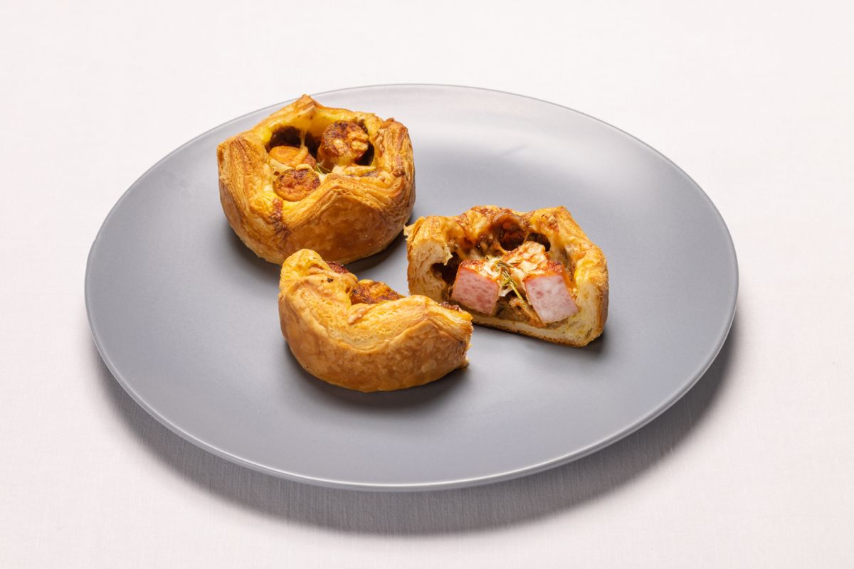 ソーセージデニッシュ カレーパン 520円　★新メニュー　※販売期間2022年7月1日（金）～ 31日（日）