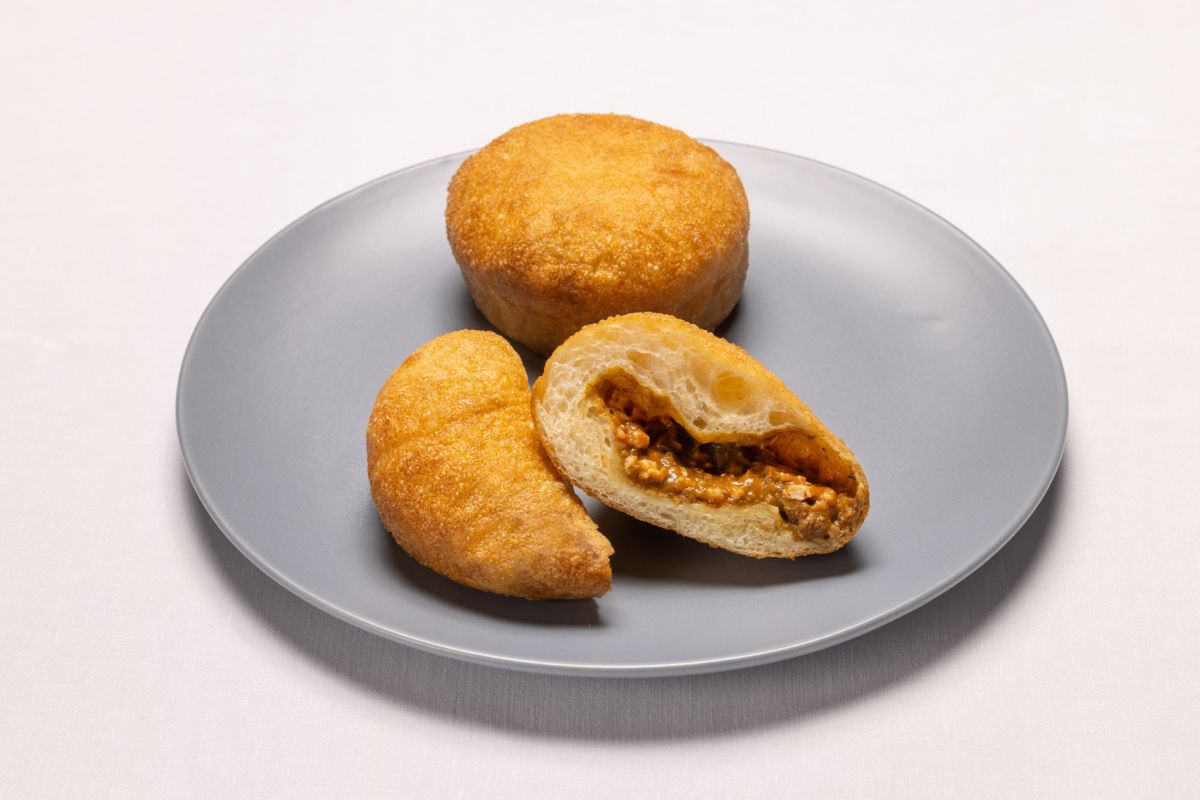 スパイシータイ風ガパオ カレーパン 270円　★新メニュー　※販売期間2022年7月1日（金）～ 31日（日）