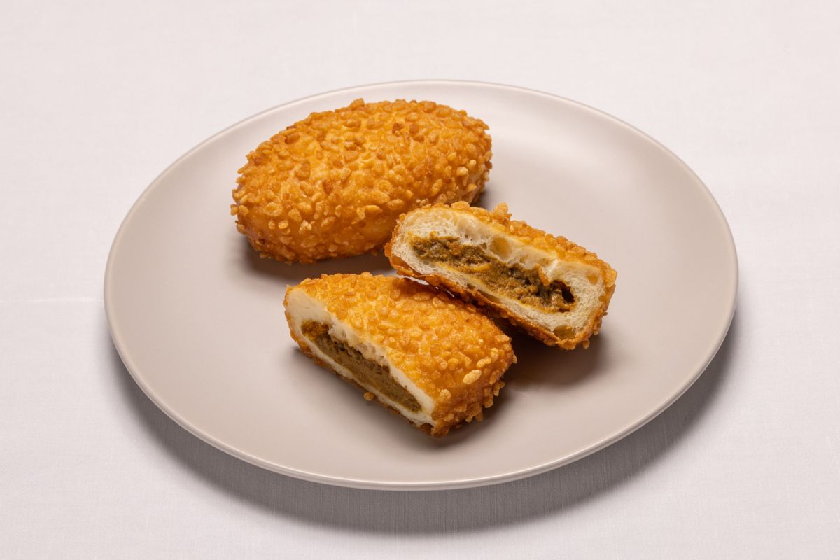 ライスクリスピー カレーパン 270円　★新メニュー　※販売期間2022年7月1日（金）～ 31日（日）