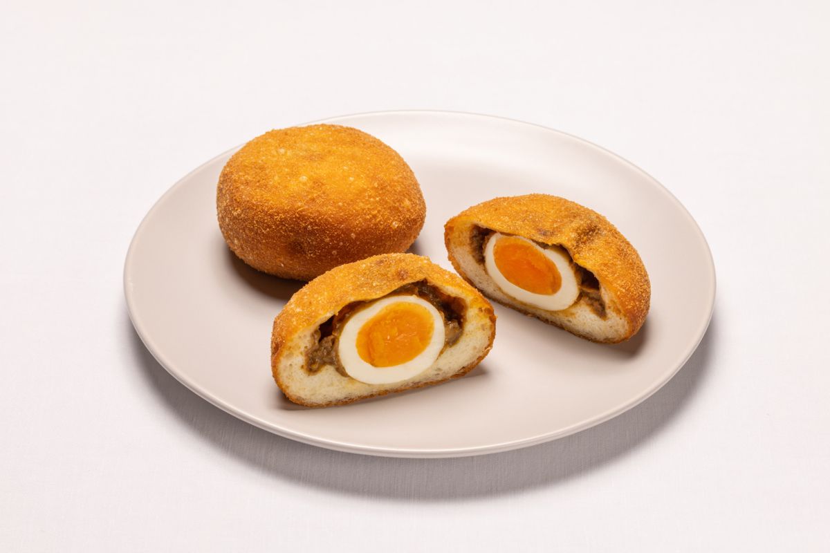 スパイシー卵カレーパン 350円　※販売期間2022年8月1日（月）～ 31日（水）