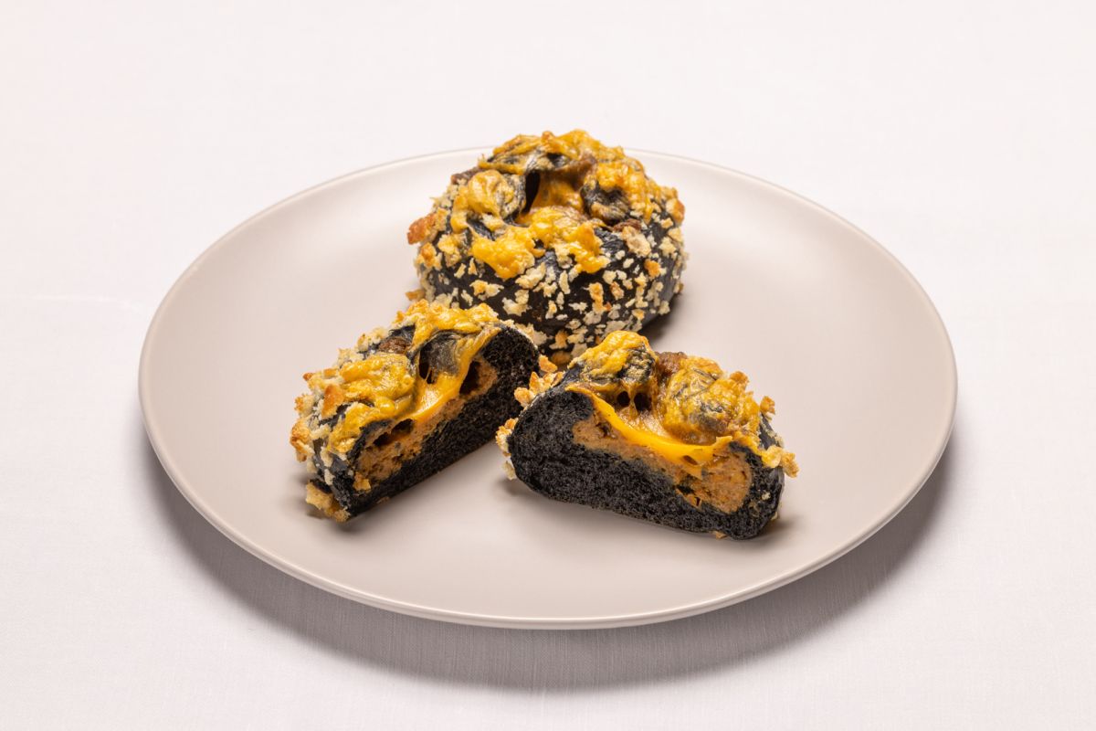 黒ポテトバンズのキーマカレーパン 320円　★新メニュー　※販売期間2022年8月1日（月）～ 31日（水）