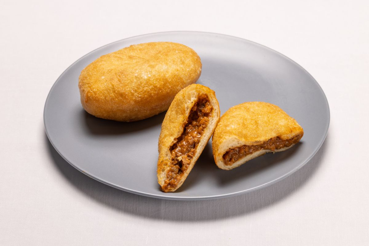 チリコンカン風 カレーパン 270円　★新メニュー　※販売期間2022年8月1日（月）～ 31日（水）