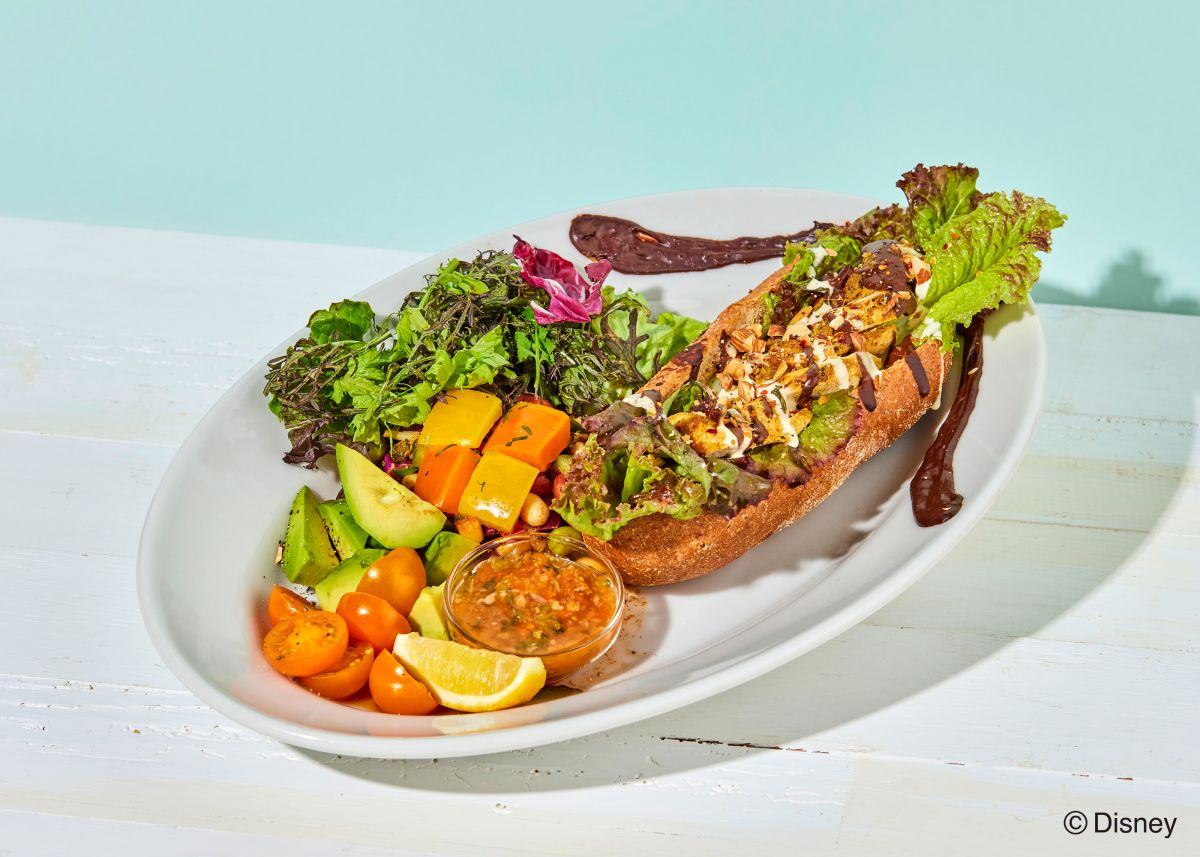 スパイシーチキンドッグとお豆のチョップドサラダ ～ Goofy style ～ 2200円