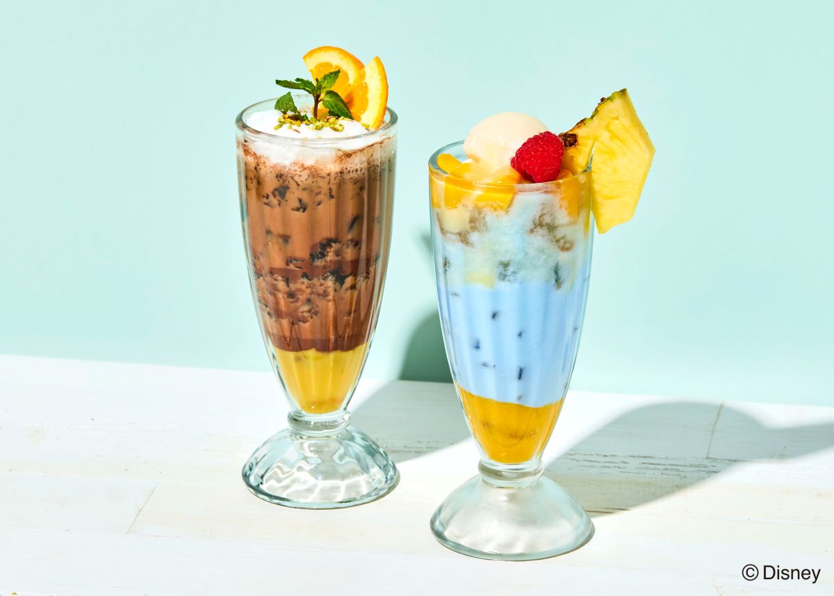 （左から）おとぼけバリスタのオレンジカフェモカ 〜 Goofy style 〜 1210円、マンゴーしゅわしゅわフロート ～ Donald style ～ 1320円