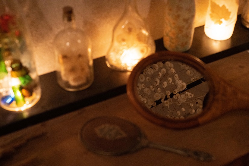 大小さまざまな鏡がところどころに