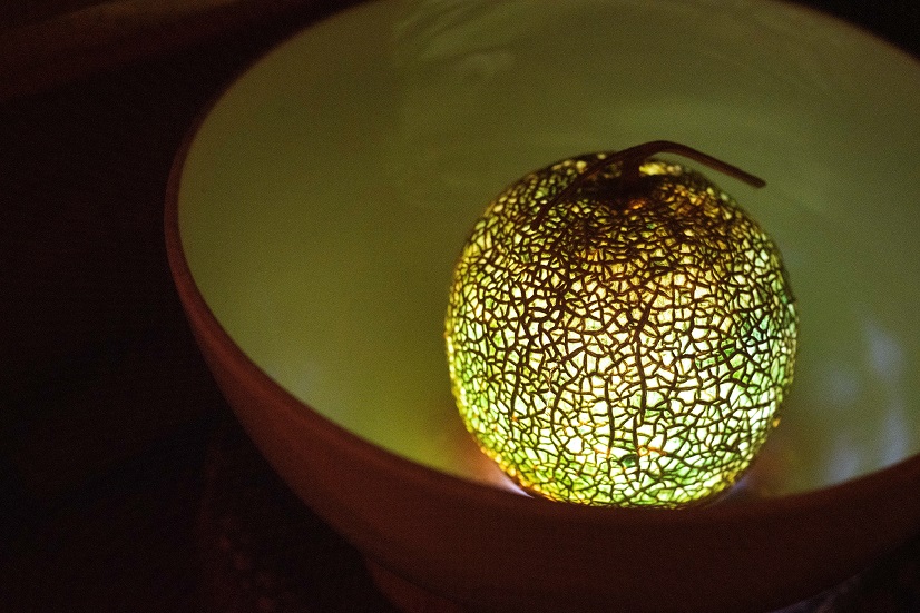 網目が美しく浮かび上がるメロンのピールアート