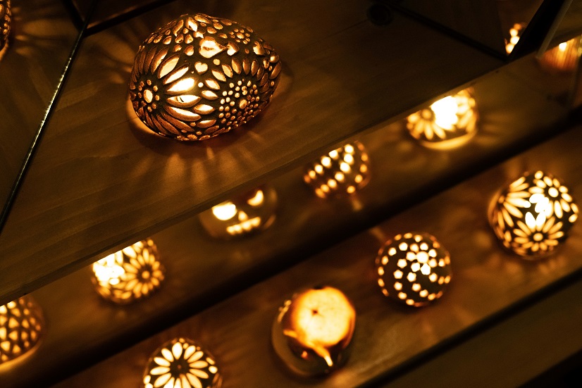 ボタニカルな模様が印象的なピールアートのランタン