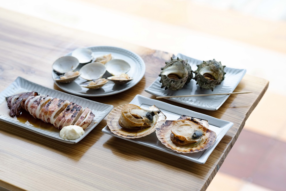 焼きいか700円(手前左)、サザエ2個900円(奥右、1個450円)