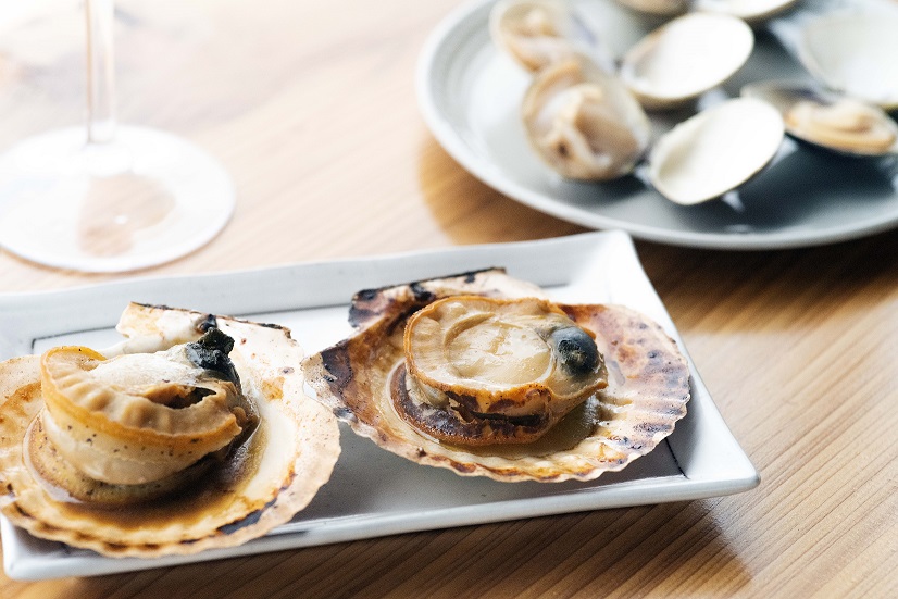 ホタテバター2個800円(手前)、ハマグリ1皿700円(奥)