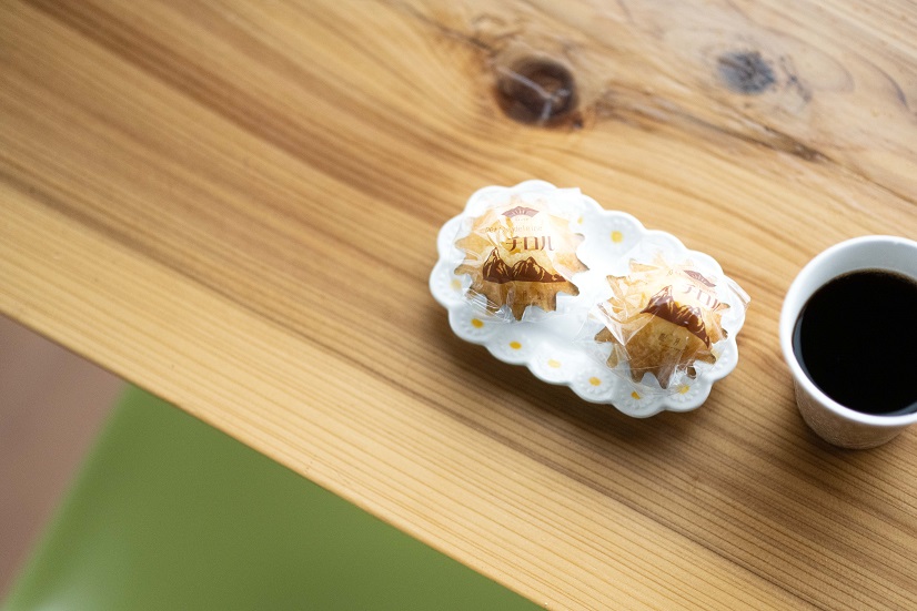 「松月堂」のプチサイズのマドレーヌ、チロル2個入り350円