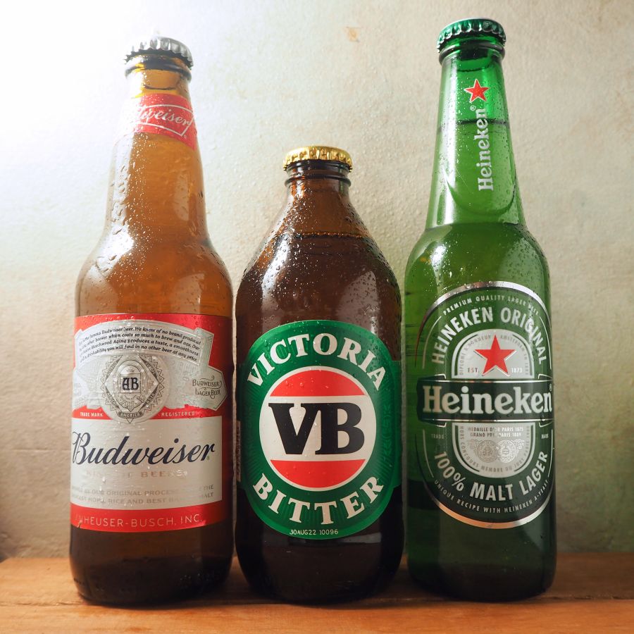 （左から）Budweiser（バドワイザー） 750円、Victoria bitter（ヴィクトリア ビター） 800円、Heineken（ハイネケン） 750円