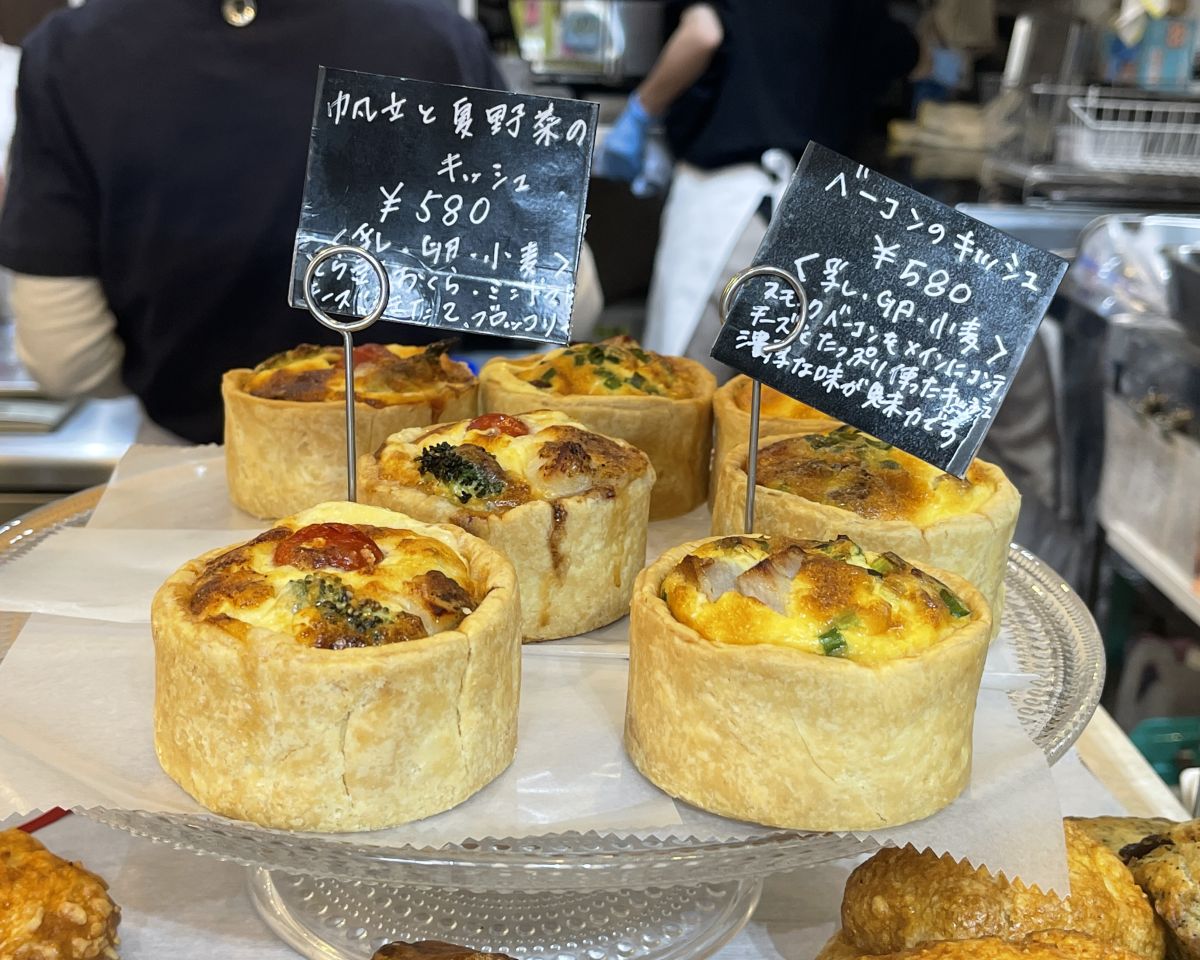 （左から）帆立と夏野菜のキッシュ、ベーコンのキッシュ 各580円