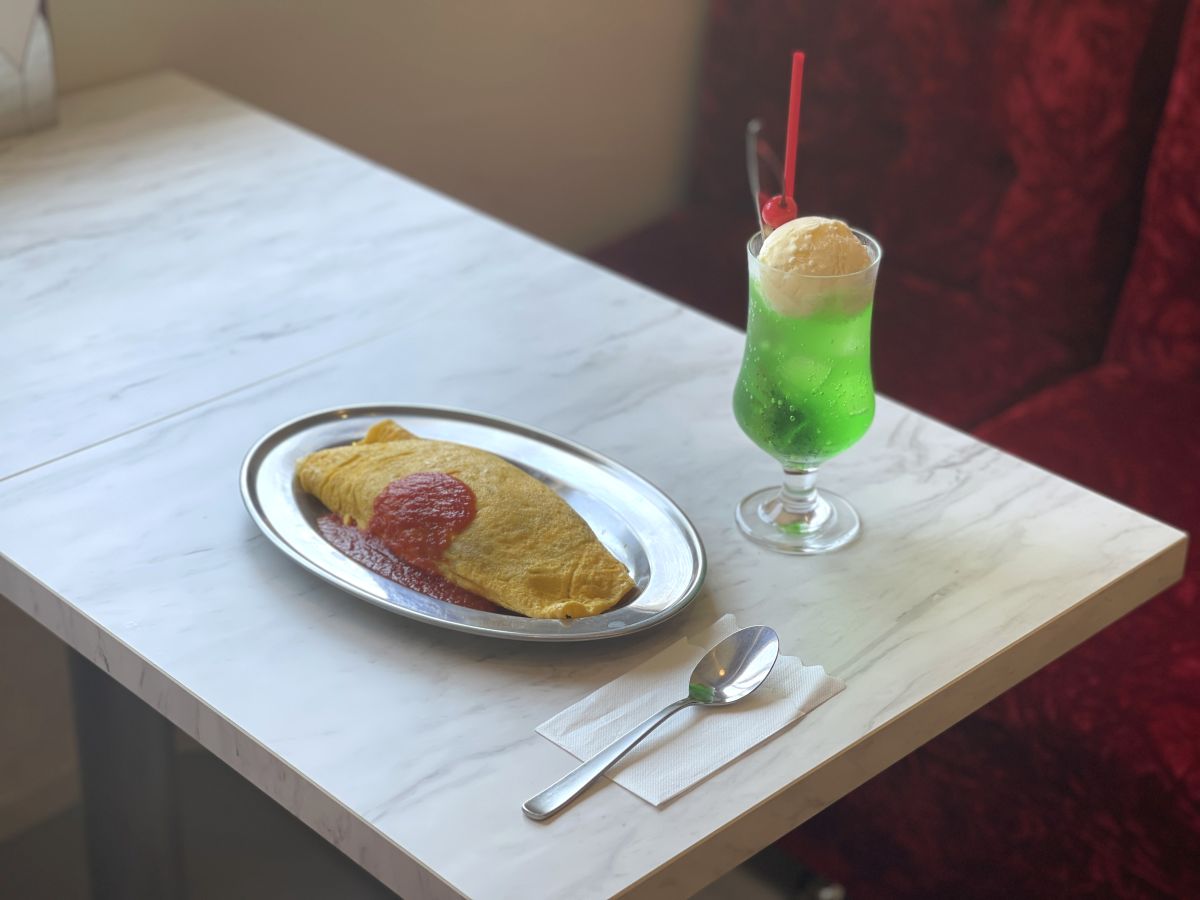 （左から）オムライス 900円、クリームソーダ 650円