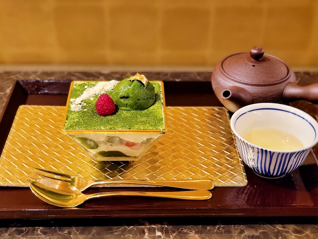 「億万抹茶パフェ」1320円、ドリンクセット+440円。