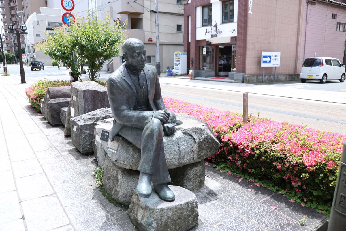 石座のモニュメントに座る宮沢賢治像