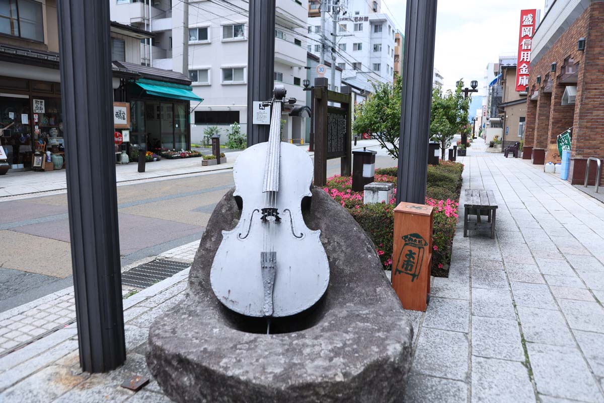 音座のモニュメント