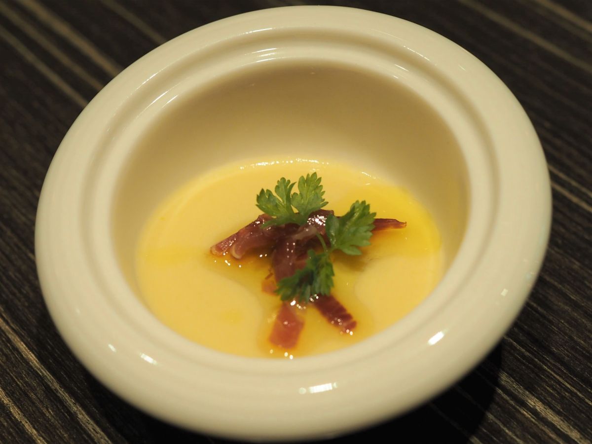 「北見市常呂町 國分青果さんの玉葱のフラン 生ハム添え」