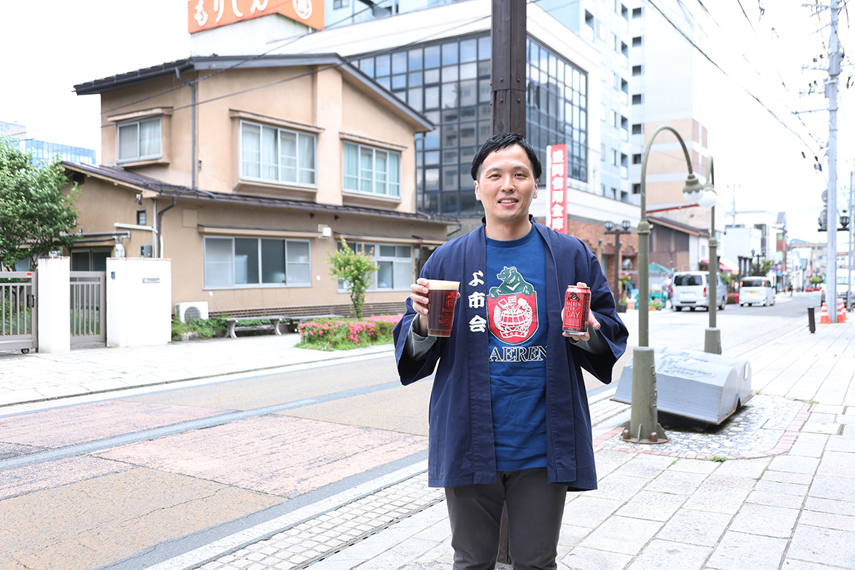 「ビアパブ ベアレン 材木町」のスタッフ飛澤さん。オススメのイノベーションレッドラガーをいただきました♪ 外に設置されたビールサーバーからリユースカップへビールを注いでもらえる