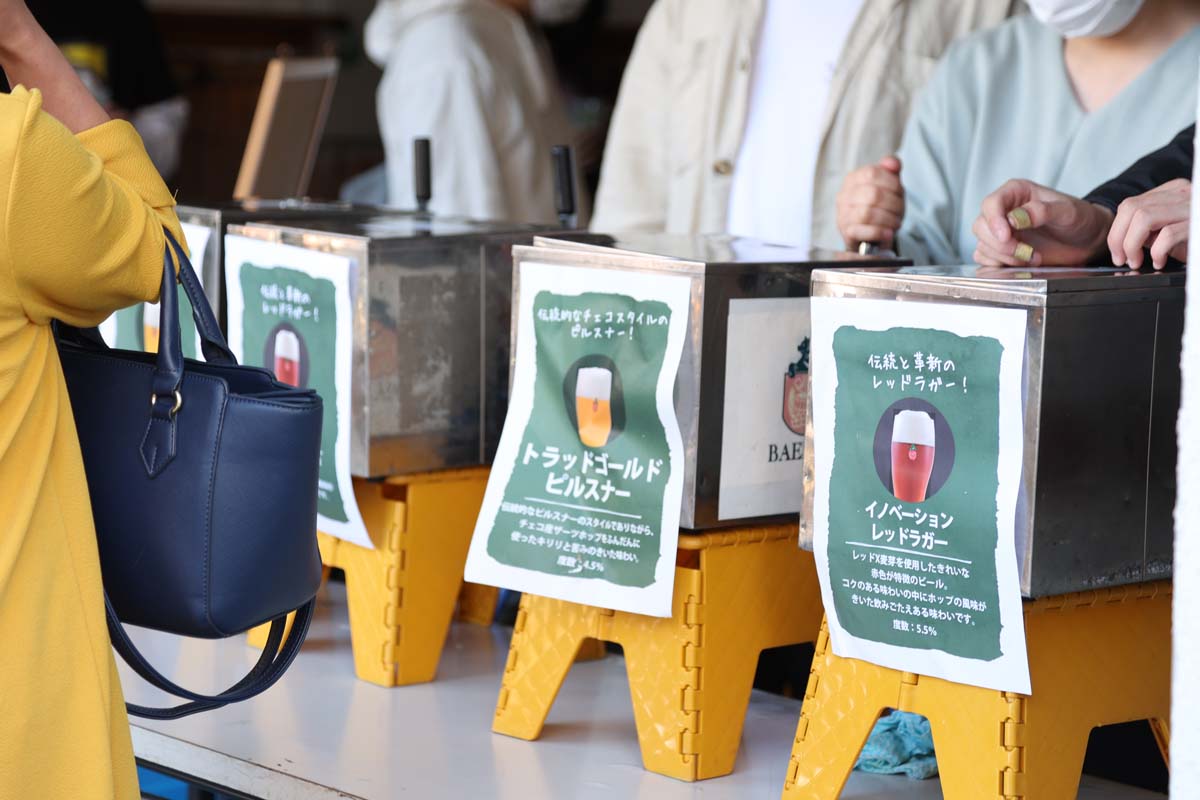 外に設置されたビールサーバーからリユースカップへビールを注いでもらえる