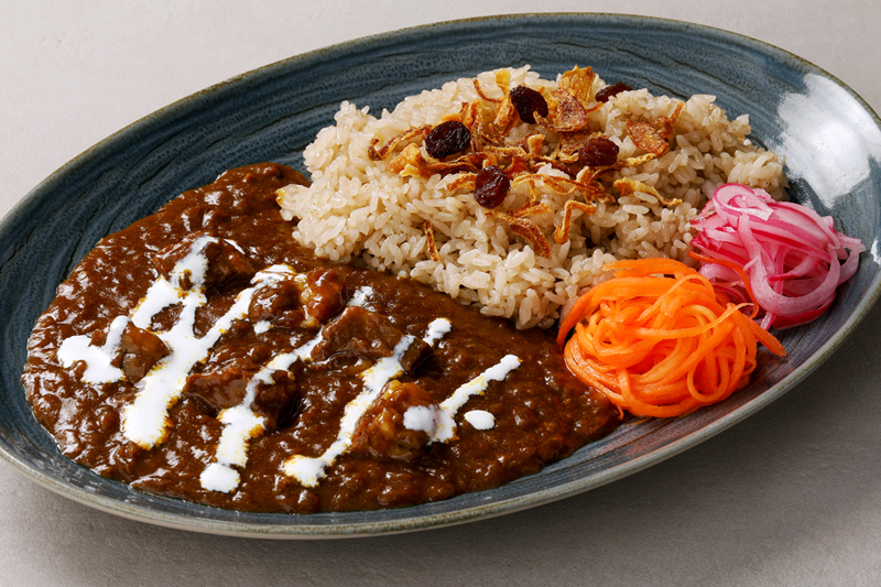 「SiKi特製ビーフカレー」1830円(サラダ&スープセット)/©︎茶寮SIKI TSUBAKIYA