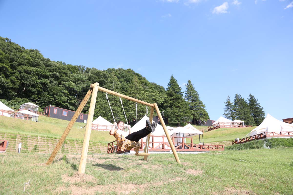 山の大自然のなかで楽しむブランコ