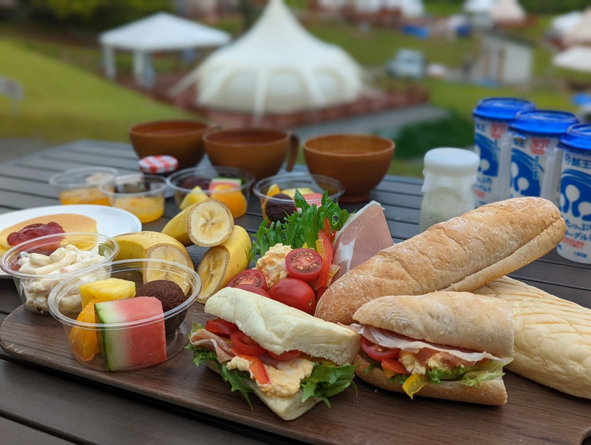 朝食は各デッキで楽しむスタイル