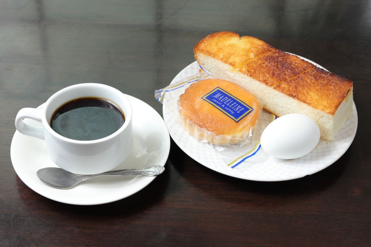 「トースト＋玉子＋カステラ」（コーヒーを注文の場合は450円）。無料で付くモーニングでは唯一のプレスサンドではない、トーストタイプ