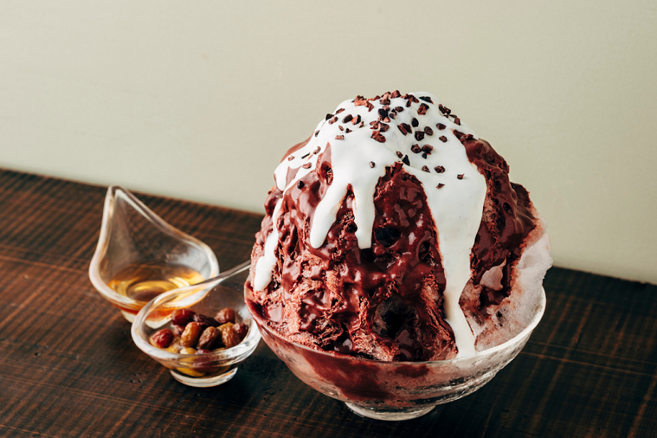 「ダークチョコレート」1500円、（左奥）「グランマルニエ」150円、（左手前）「自家製ラムレーズン」150円