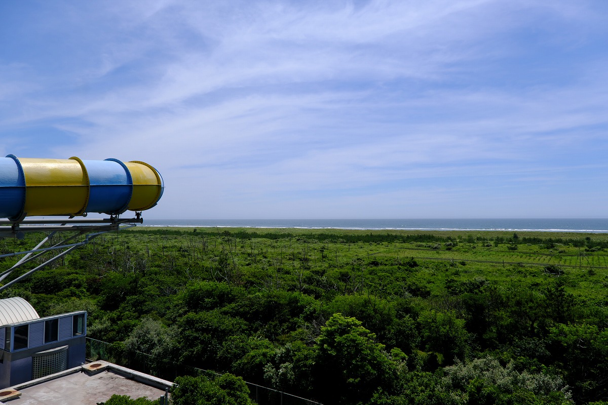園内最高地点の渓流下りのスタート地点。緑の向こうに海が広がります