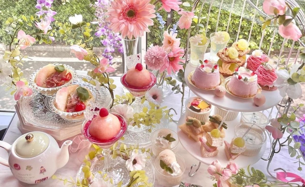 【HAUTE COUTURE CAFE】幻想的なアフタヌーンティー専門店で堪能する、夏限定の「ピーチ＆シャインマスカット・アフタヌーンティー」｜るるぶ&more.
