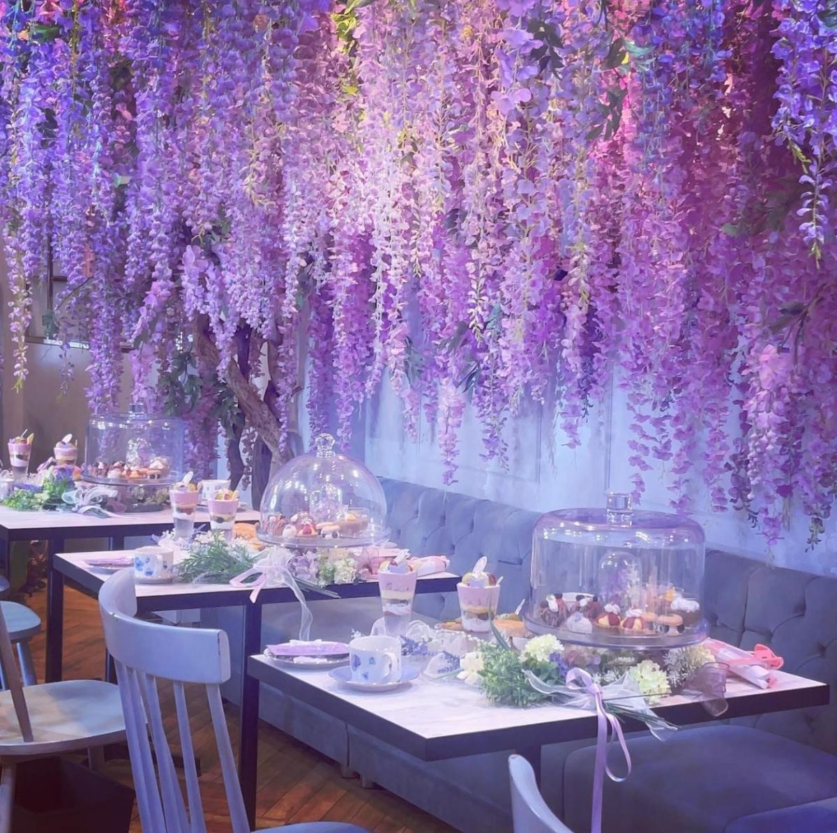 【HAUTE COUTURE CAFE】幻想的なアフタヌーンティー専門店で堪能する、夏限定の「ピーチ＆シャインマスカット・アフタヌーンティー」｜るるぶ&more.