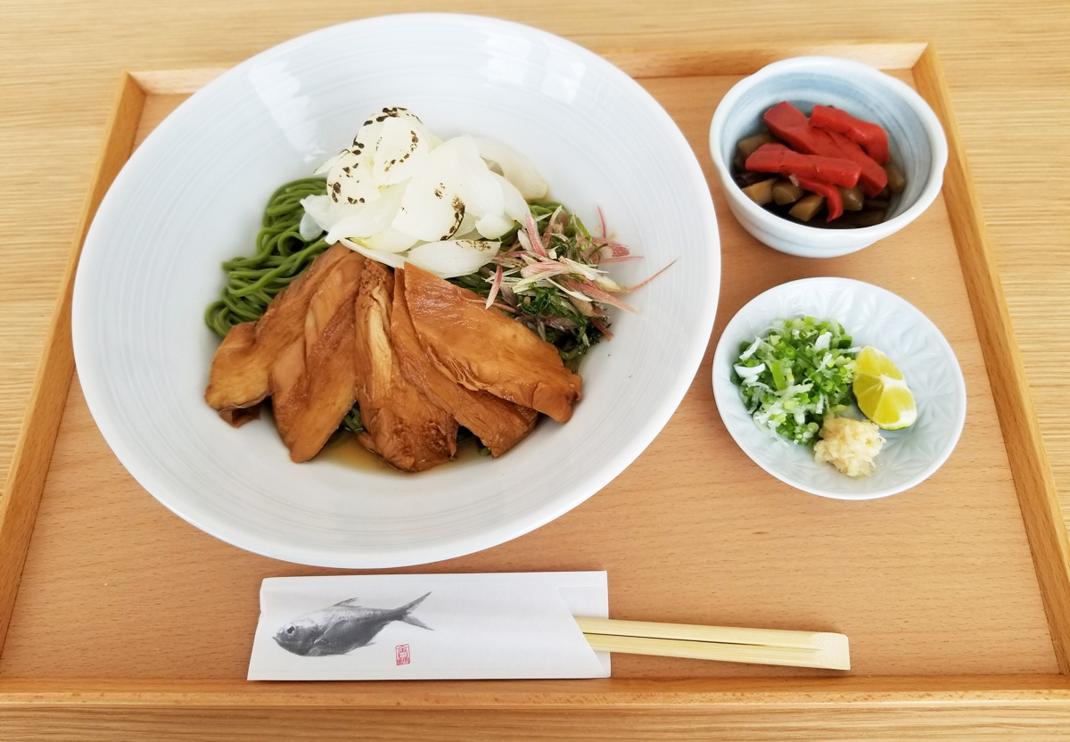 淡路鶏チャーシューと焼き玉ねぎうどん（冷）1380円