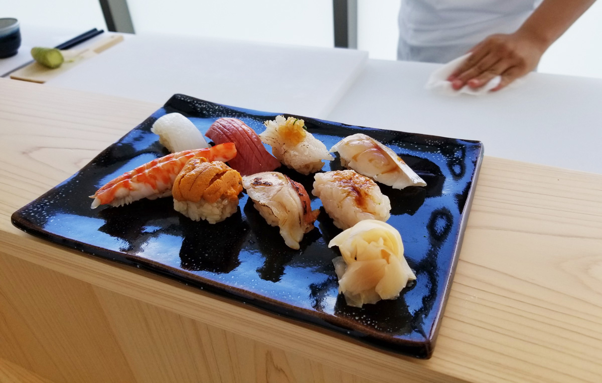 ※写真は撮影用に特別に盛り合わせたものです。通常は、一貫ずつ提供されます。