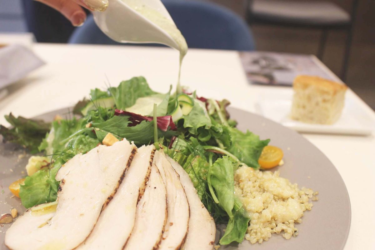 モリンガとハーブのドレッシングをかけていただきます