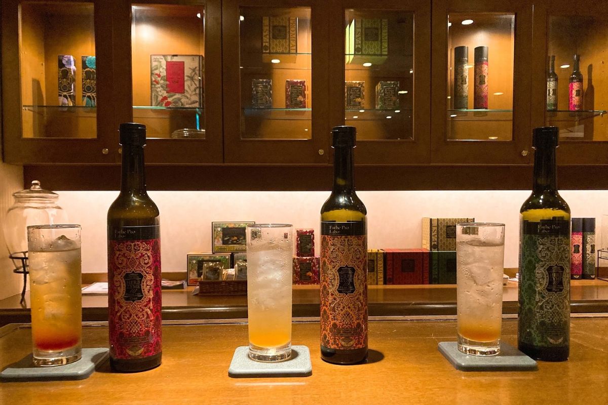 「酵素ドリンクカクテル」はファスティングウォーターと植物酵素原液を配合。（写真右から）ベリーレモネード、ジンジャーレモネード、プレーンレモネード