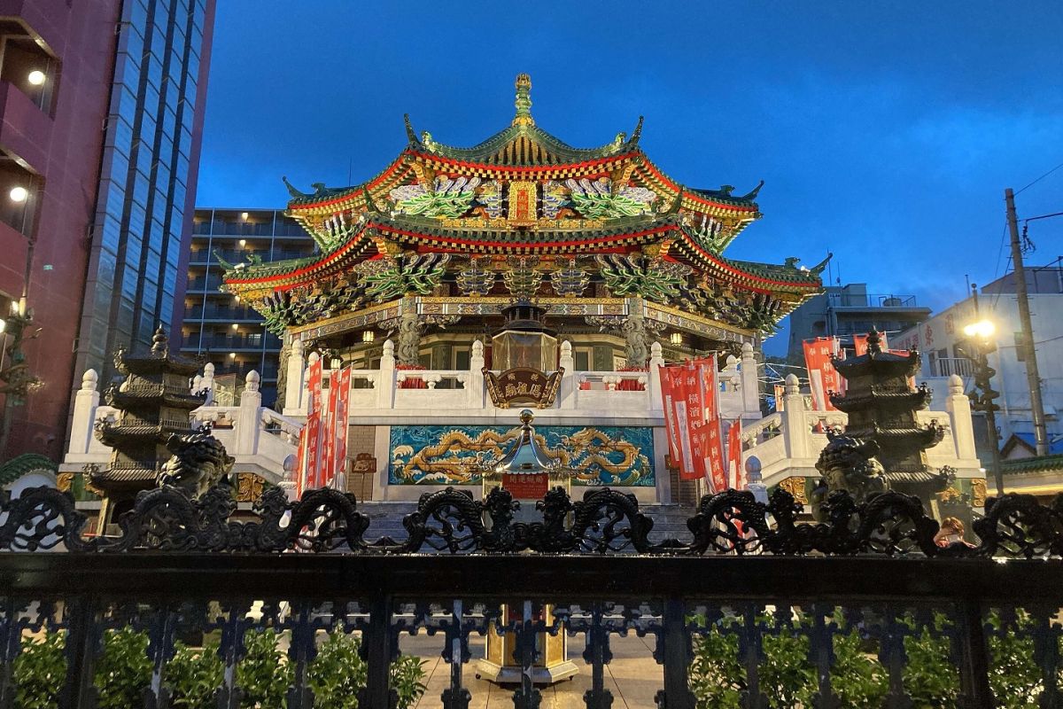 夜のライトアップされた姿もまた神秘的